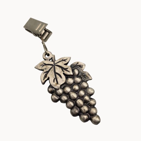 Wine Accessory Silver Tone Grape Bunch Figural Party Napkin Ring Clip On Marker - Picture 3 of 3